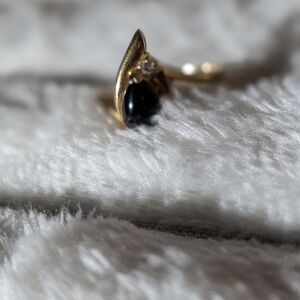 Elegant Gold and Black Women's Ring